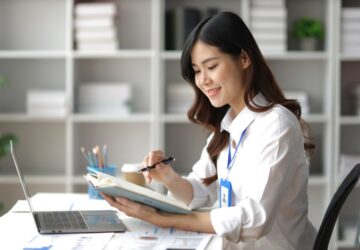 Tradutora fazendo a tradução juramentada para japonês de documentos.