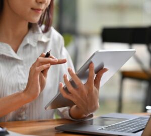 Mulher solicitando a tradução Naati online.