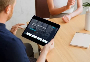 Tradutor da BTS Global trabalhando em um texto no escritório.