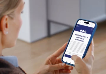 Mulher realizando orçamento na H3 Traduções.