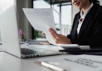 Mulher fazendo tradução juramentada em Fortaleza.