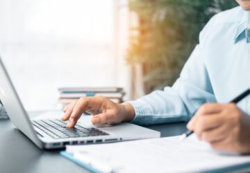 Homem fazendo tradução juramentada em Salvador.