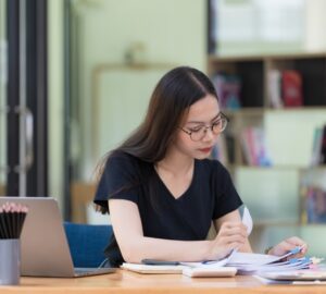 Mulher faz tradução ao lado de um computador