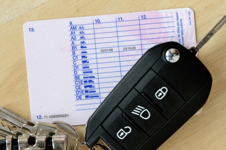CNH brasileira convertida para Italiano e uma chave de carro