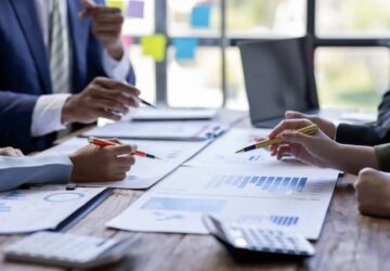 Grupo de empresários avaliando a tradução de processos para auditoria de uma empresa