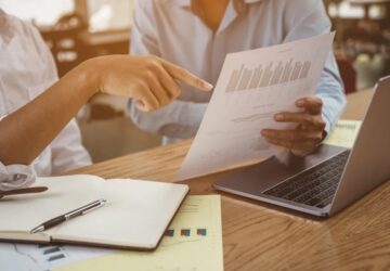 Tradutores realizam a Tradução Financeira de um documento.