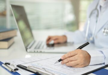 Profissional usa uma tradução médica.
