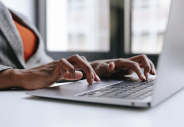 Mulher solicita Apostila de Haia Porto Alegre online.