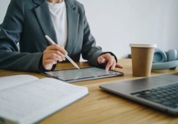 Mulher solicita Apostila de Haia Recife online por meio de plataformas digitais.