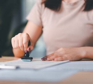 Mulher carimbando tradução certificada.