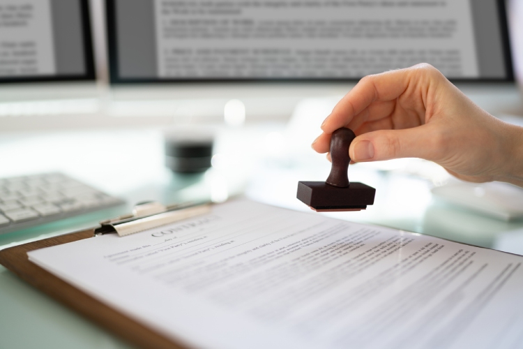 Tradução juramentada precisa ter o carimbo oficial do tradutor.