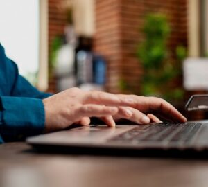 Pessoa digitando em laptop para preparar documentos para Apostila de Haia Irlanda