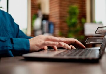 Pessoa digitando em laptop para preparar documentos para Apostila de Haia Irlanda