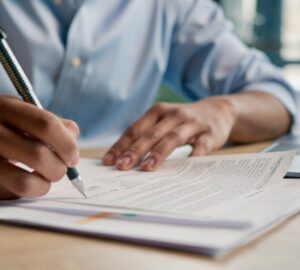 Assinatura de documentos para apostilamento.