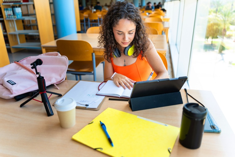 Tradução juramentada de diploma é necessária para estudar em outros países.