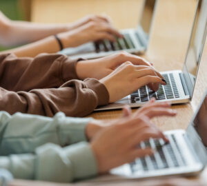 É possível encontrar cursos de tradução tanto online como presencial.