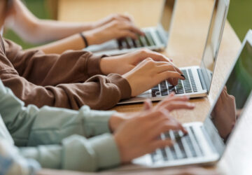 É possível encontrar cursos de tradução tanto online como presencial.