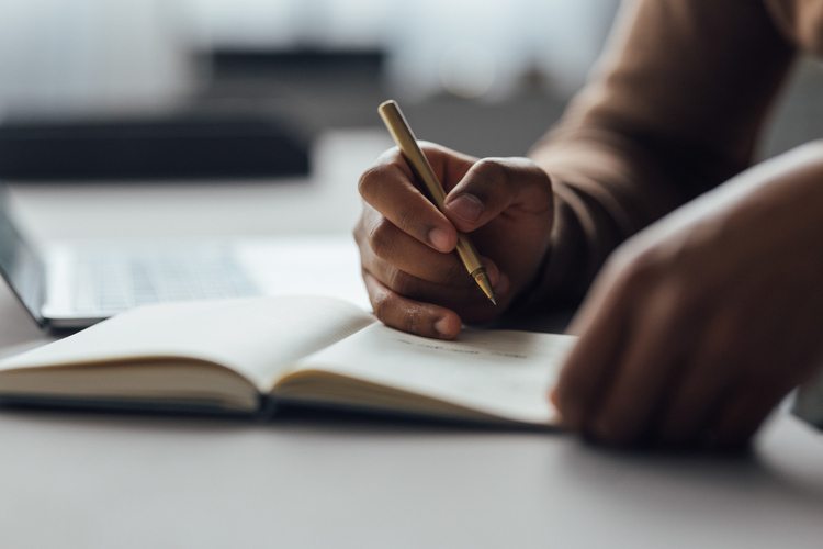 Cursos de tradução podem ser uma excelente solução para ingressar no mercado de trabalho.