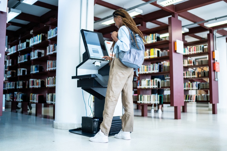 Estudante na biblioteca