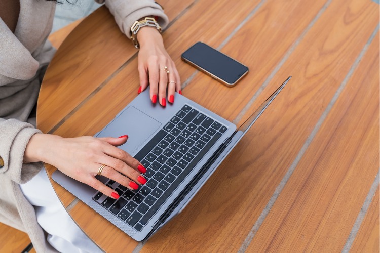 Mulher contratando tradução juramentada diploma