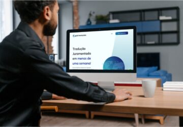 Homem faz orçamento na Gold Traduções.