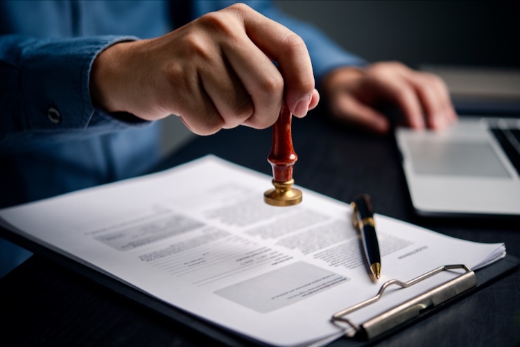 Apostilamento de documentos pode ser feito presencialmente ou online por meio de empresas especializadas.