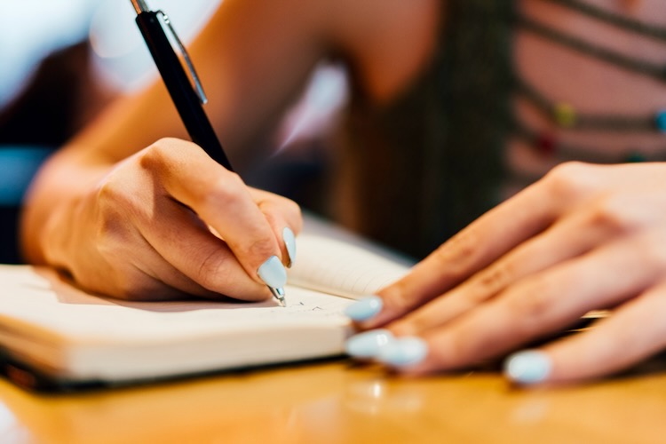 Mulher faz checklist de documentos para Apostila de Haia para Irlanda.