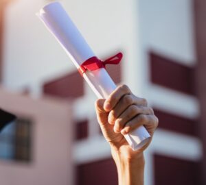 Universitário com diploma