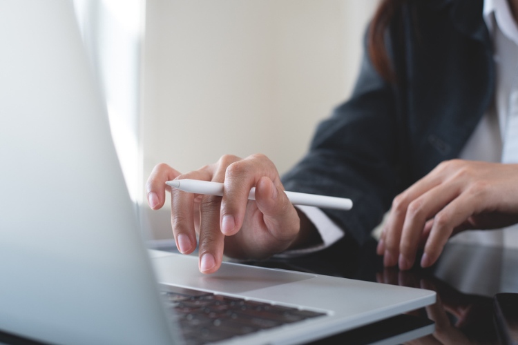 Validade do apostilamento Haia digital Homem digitando no notebook.