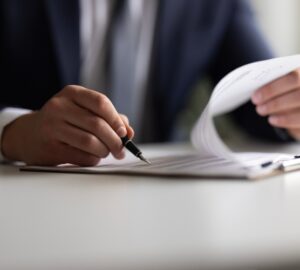 Profissional assinando documento para a Apostila de Haia Belo Horizonte.