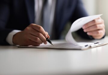 Profissional assinando documento para a Apostila de Haia Belo Horizonte.