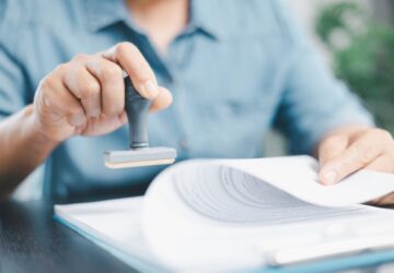 Homem carimbando Apostila de Haia em Minas Gerais.