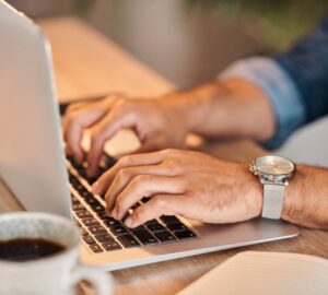 Homem pesquisando na internet sobre a Click Traduções