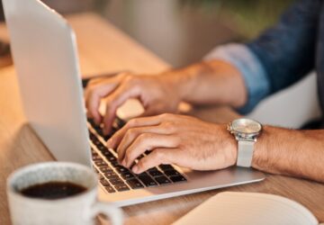 Homem pesquisando na internet sobre a Click Traduções