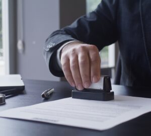 A declaração juramentada precisa de tradução quando for apresentada em país de outro idioma.