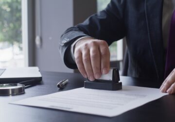 A declaração juramentada precisa de tradução quando for apresentada em país de outro idioma.