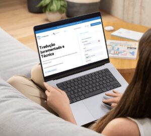 Mulher usa computador para traduzir documentos na eTraduções.