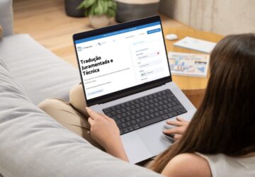 Mulher usa computador para traduzir documentos na eTraduções.