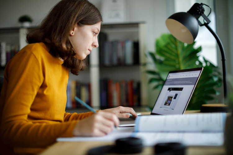 Mulher solicitando tradução no site da Traduzca.