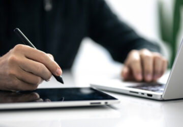 Homem solicita Apostila de Haia no Espírito Santo online.