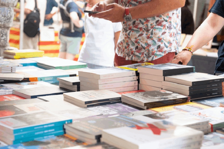 A tradução de livros pode ser feita com empresas especializadas ou com editoras. 
