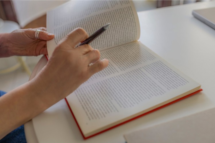 Tradutor juramentado estudando