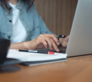 O primeiro passo de como ser um tradutor juramentado é uma formação sólida.