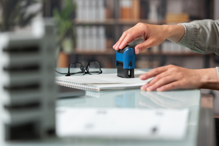 Tradutor juramentado carimbando tradução.