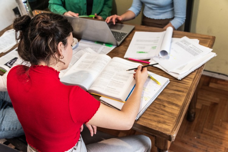 Mulher estudando para concurso para tradutor juramentado.