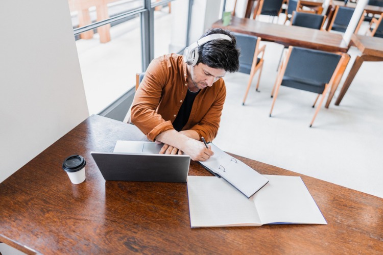 Modalidade da pós-graduação em tradução Estudante de pós-graduação.