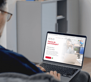 Homem acessa site da Nexus Traduções para traduzir documentos.