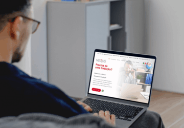 Homem acessa site da Nexus Traduções para traduzir documentos.