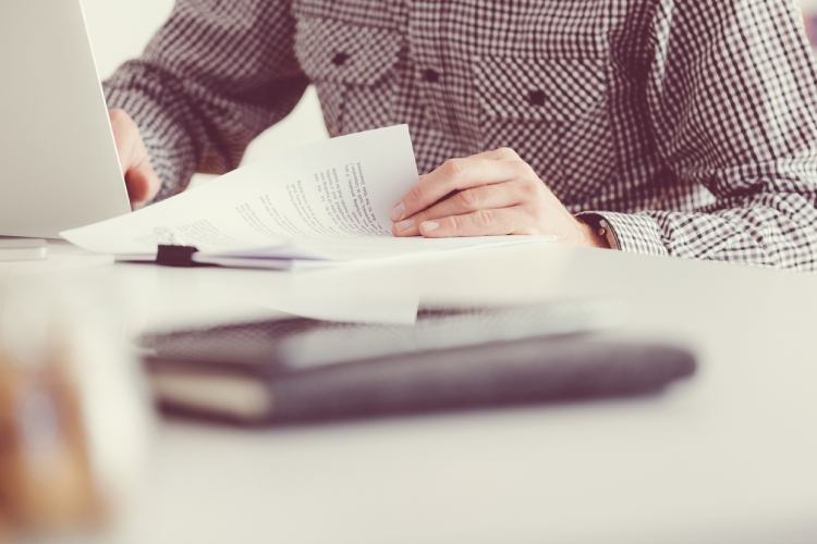 Homam analisa documentos para fazer a tradução juramentada para francês.