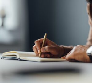 Mulher estudando na pós-graduação em tradução.